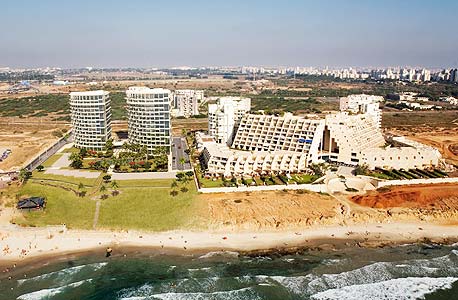 WEST. מיקום: רח' הרצל רוזנבלום 12 תל אביב, חוף הצוק. בעלים: אשדר וחברת סטאקו. חברת ניהול: טמרס מלונות. צפי פתיחה: נפתח אתמול. מה במלון: מלון דירות בן 13 קומות ובו 161 דירות בשטח של 60 מ"ר כל אחת. מסעדה, לובי, טרקלין עסקים, חדר כושר, בריכה חיצונית ובריכת פעוטות, סאונה יבשה ורטובה וחדרי טיפולים. בעוד כשנתיים מתוכנן לקום מבנה שני שבו עוד 129 דירות WEST. מיקום: רח' הרצל רוזנבלום 12 תל אביב, חוף הצוק. בעלים: אשדר וחברת סטאקו. חברת ניהול: טמרס מלונות. צפי פתיחה: נפתח אתמול. מה במלון: מלון דירות בן 13 קומות ובו 161 דירות בשטח של 60 מ"ר כל אחת. מסעדה, לובי, טרקלין עסקים, חדר כושר, בריכה חיצונית ובריכת פעוטות, סאונה יבשה ורטובה וחדרי טיפולים. בעוד כשנתיים מתוכנן לקום מבנה שני שבו עוד 129 דירות