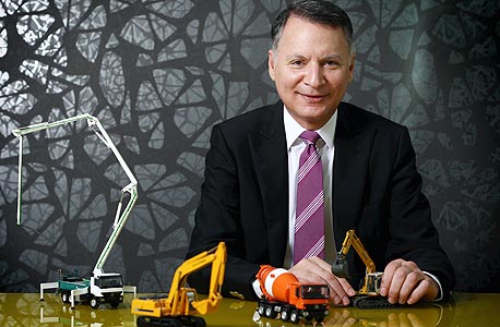 "באים אליי שוב ושוב אנשי עסקים ישראלים ומבקשים את עזרתי בכניסה לשוק הפלסטיני ולעולם הערבי. איך אני יכול לעזור להם כשבישראל נכנעים לקנאים וגזענים שלא רוצים בי כי אני פלסטיני?" "באים אליי שוב ושוב אנשי עסקים ישראלים ומבקשים את עזרתי בכניסה לשוק הפלסטיני ולעולם הערבי. איך אני יכול לעזור להם כשבישראל נכנעים לקנאים וגזענים שלא רוצים בי כי אני פלסטיני?"