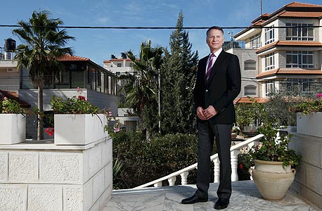 בשאר אל־מסרי בביתו ברמאללה. "אם הפוליטיקה של קנאים דתיים־לאומיים תשתלט על העסקה המסחרית, זו תהיה מכה מבישה לכלכלה הליברלית הישראלית" בשאר אל־מסרי בביתו ברמאללה. "אם הפוליטיקה של קנאים דתיים־לאומיים תשתלט על העסקה המסחרית, זו תהיה מכה מבישה לכלכלה הליברלית הישראלית"
