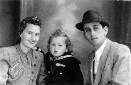 1950, אהרון זאבי פרקש, בן שנתיים, עם הוריו דב וחנה, טרנסילבניה 1950, אהרון זאבי פרקש, בן שנתיים, עם הוריו דב וחנה, טרנסילבניה