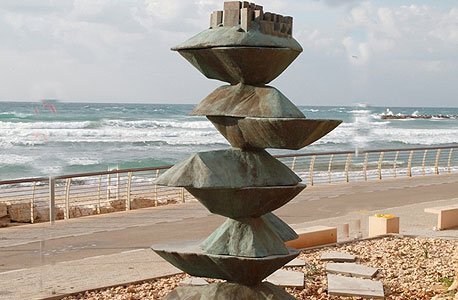 לזכרו ולציון מקום הירצחו של ד"ר חיים ארלוזרוב, דרורה דומיני. איפה: בכניסה למרינה לזכרו ולציון מקום הירצחו של ד"ר חיים ארלוזרוב, דרורה דומיני. איפה: בכניסה למרינה