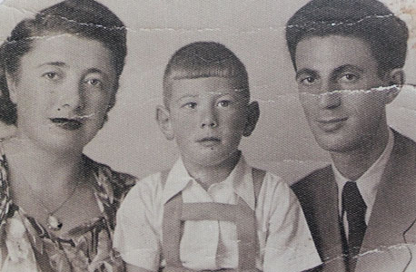 1950. דב ויסגלס, בן ארבע, עם הוריו ציפורה ודוד, תל אביב 1950. דב ויסגלס, בן ארבע, עם הוריו ציפורה ודוד, תל אביב