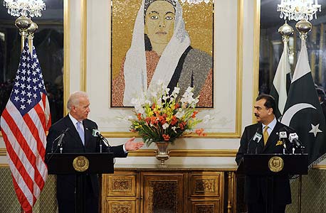 סגן הנשיא ביידן וראש ממשלת פקיסטן יוסוף ראזה גילאני, צילום: איי אף פי