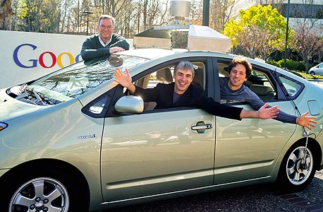 שמידט (משמאל) עם מייסדי גוגל, לארי פייג' וסרגיי ברין