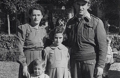 1948 - שמואל פרנקל בן שנתיים, אחותו אירית בת שש והוריהם צבי ואלה, תל אביב 1948 - שמואל פרנקל בן שנתיים, אחותו אירית בת שש והוריהם צבי ואלה, תל אביב