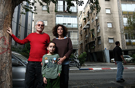 יצחק (גיזי) בן טובים (63) ואורלי בן טובים (42), איש תוכנה ומטפלת משפחתית, עם בנם אסף (9), גרים בצפון הישן של תל אביב יצחק (גיזי) בן טובים (63) ואורלי בן טובים (42), איש תוכנה ומטפלת משפחתית, עם בנם אסף (9), גרים בצפון הישן של תל אביב