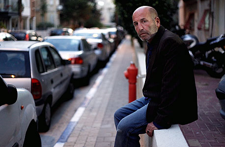 דורון אשכנזי (52), מעצב בגדים, גר עם אשתו ושני ילדיו בדירת גג של 120 מ"ר במרכז תל אביב ומשכיר דירה קטנה יותר בתל אביב דורון אשכנזי (52), מעצב בגדים, גר עם אשתו ושני ילדיו בדירת גג של 120 מ"ר במרכז תל אביב ומשכיר דירה קטנה יותר בתל אביב