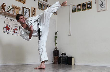 שי טארו חי. בספר הוא נראה כאשר המאסטר שלו שובר מוט על ידו שי טארו חי. בספר הוא נראה כאשר המאסטר שלו שובר מוט על ידו