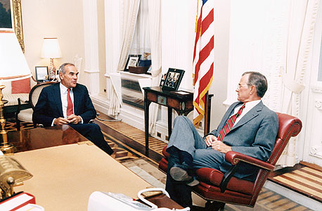 עם הנשיא ג'ורג' בוש האב. דרייפר נחשב ידיד קרוב של משפחת בוש, על שני נשיאיה, ואחת מהשקעותיו המוצלחות היא בחברה של אחיינו של בוש האב