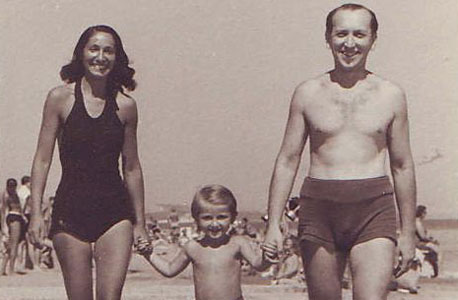 1947. גדעון אוברזון, בן ארבע, עם הוריו ליביה ומירוסלב בספליט, יוגוסלביה 1947. גדעון אוברזון, בן ארבע, עם הוריו ליביה ומירוסלב בספליט, יוגוסלביה