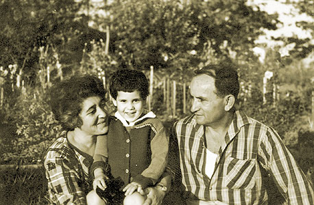 1959. מיכל, בת שלוש, עם הוריה אדה ושרוליק, קיבוץ נען 1959. מיכל, בת שלוש, עם הוריה אדה ושרוליק, קיבוץ נען