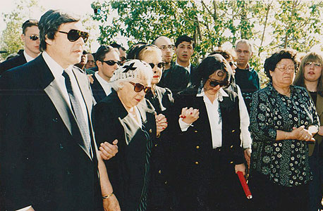 הלווייתו של אייזנברג, מרץ 1997. משמאל: הבן ארווין, האם לאה והבנות ליז הרדי ואמילי פורמן. צוואתו מ־1986 נערכה בחופזה זמן קצר לפני שנכנס לניתוח מעקפים הלווייתו של אייזנברג, מרץ 1997. משמאל: הבן ארווין, האם לאה והבנות ליז הרדי ואמילי פורמן. צוואתו מ־1986 נערכה בחופזה זמן קצר לפני שנכנס לניתוח מעקפים