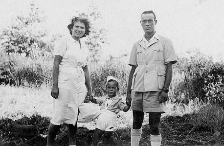 1942. אביהו בן נון, בן שלוש, עם הוריו חיים וחיה, גבעת עדה 1942. אביהו בן נון, בן שלוש, עם הוריו חיים וחיה, גבעת עדה