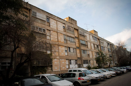 התומר 6, ירושלים. יו"ר ועד הבית שלומי מנסה לקדם תמ"א 38 בבניין הרכבת. כבר שלוש שנים שהאווירה בבניין מתוחה ויש קרע עמוק בין הוועד למתנגדים, כולל אי־תשלום, קללות, האשמה בחוסר אמינות וטענה שהוועד אינו מטפל בתלונות הדיירים התומר 6, ירושלים. יו"ר ועד הבית שלומי מנסה לקדם תמ"א 38 בבניין הרכבת. כבר שלוש שנים שהאווירה בבניין מתוחה ויש קרע עמוק בין הוועד למתנגדים, כולל אי־תשלום, קללות, האשמה בחוסר אמינות וטענה שהוועד אינו מטפל בתלונות הדיירים