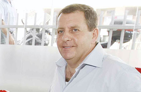 יוסי זינגר, מנכ"ל גרנית הכרמל. עלות שכר חודשית ב-2010 - 642 אלף שקל יוסי זינגר, מנכ"ל גרנית הכרמל. עלות שכר חודשית ב-2010 - 642 אלף שקל