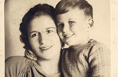 1935. אמנון רובינשטיין, בן ארבע, עם אימו רחל בתל אביב 1935. אמנון רובינשטיין, בן ארבע, עם אימו רחל בתל אביב