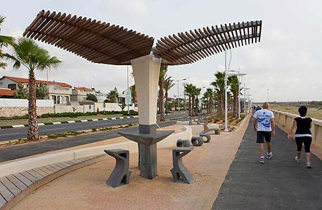 ריהוט רחוב של אקרשטיין בטיילת הספורט באשדוד ריהוט רחוב של אקרשטיין בטיילת הספורט באשדוד