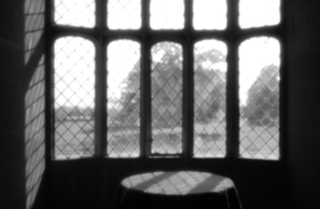 מבט משוחזר. גרשוני ערך מסע לביתו של ממציא הנגטיב בעיירה האנגלית לאקוק וצילם מחדש את החלון המסורג שנחשב לנגטיב הראשון בהיסטוריה. הצילום המקורי של טלבוט מ־1835