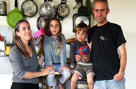 "יצאתי מהמירוץ מלמטה. הייתי שמחה לצאת עם יותר כסף, אבל לא חייבים. אני עדיין מרגישה עשירה, ותחושת השפע הכלכלי היא רק עוד סוג של התמכרות" "יצאתי מהמירוץ מלמטה. הייתי שמחה לצאת עם יותר כסף, אבל לא חייבים. אני עדיין מרגישה עשירה, ותחושת השפע הכלכלי היא רק עוד סוג של התמכרות"