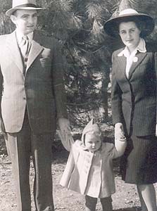 1949. תמר רוה, בת שנתיים, עם הוריה גדעון האוזנר ויהודית ליפשיץ, ירושלים 1949. תמר רוה, בת שנתיים, עם הוריה גדעון האוזנר ויהודית ליפשיץ, ירושלים