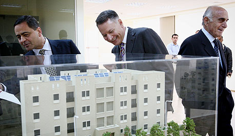 מוניב אל־מסרי (מימין), מסרי וסמיר חולילה מנכ"ל פדיקו עם המודלים החדשים של בנייני רוואבי מוניב אל־מסרי (מימין), מסרי וסמיר חולילה מנכ"ל פדיקו עם המודלים החדשים של בנייני רוואבי