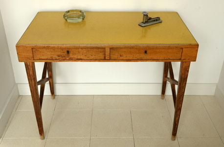 שולחן עץ, צילום: עמית שעל