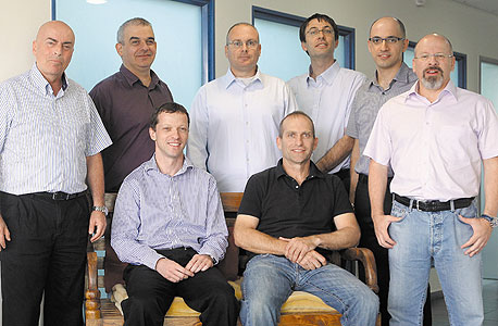 אהוד כהן, מנכ"ל BioControl (יושב משמאל) וחברי ההנהלה אהוד כהן, מנכ"ל BioControl (יושב משמאל) וחברי ההנהלה