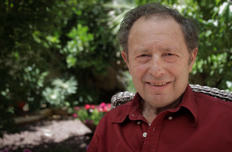 פרופ' דן ענבר: "תחרות משפרת את המצב בחנויות נעליים, לא בחינוך. אם קנית נעליים ואתה לא מרוצה, לא תחזור לחנות. אבל לא תוציא את ילדך מבית ספר באותה קלות" פרופ' דן ענבר: "תחרות משפרת את המצב בחנויות נעליים, לא בחינוך. אם קנית נעליים ואתה לא מרוצה, לא תחזור לחנות. אבל לא תוציא את ילדך מבית ספר באותה קלות"