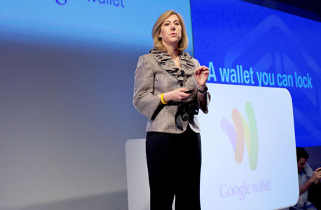 סטפני טילניוס, סגנית נשיא גוגל, מציגה את הארנק הסלולרי. השירות המלא יושק בקיץ