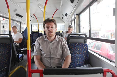 עד מהרה התברר לי כי כל אזור מרכז הארץ הוא פקק תעבורה ענק, שבו לא מומלץ לאיש לנסוע באוטובוס עד מהרה התברר לי כי כל אזור מרכז הארץ הוא פקק תעבורה ענק, שבו לא מומלץ לאיש לנסוע באוטובוס