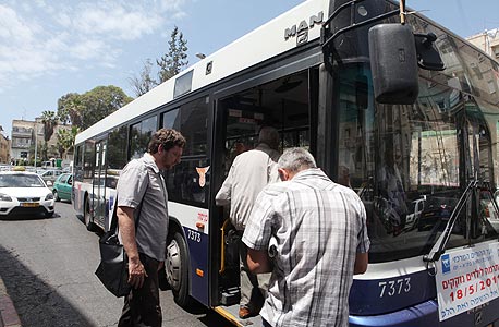 התחנה הבאה שלי היא פתח תקווה. כדי להגיע לשם באוטובוס מהרצליה יש רק קו אחד: 551. הנהג מבטיח לי שזה הקו המהיר ביותר והדרך הטובה ביותר להגיע לשם. אני לא מבין איך ולמה, אבל אחרי 30 דקות אני מוצא את עצמי ברעננה התחנה הבאה שלי היא פתח תקווה. כדי להגיע לשם באוטובוס מהרצליה יש רק קו אחד: 551. הנהג מבטיח לי שזה הקו המהיר ביותר והדרך הטובה ביותר להגיע לשם. אני לא מבין איך ולמה, אבל אחרי 30 דקות אני מוצא את עצמי ברעננה