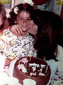 1974. ג'קי בן זקן חוגג יום הולדת 7 עם אמו גלוריה, אשדוד 1974. ג'קי בן זקן חוגג יום הולדת 7 עם אמו גלוריה, אשדוד