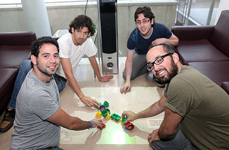 צוות STUI. מימין לשמאל: מור שני, אלון שקד, בן קליפר ויואב דורי צוות STUI. מימין לשמאל: מור שני, אלון שקד, בן קליפר ויואב דורי