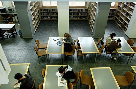 הספרייה, שנבנתה בתרומת הקהילה היהודית בלוס אנג'לס. התלמידים אינם נדרשים לעמוד בבחינות כניסה מיוחדות, ובניגוד לדימוי הרווח, 80% מהם הם ילידי הארץ הספרייה, שנבנתה בתרומת הקהילה היהודית בלוס אנג'לס. התלמידים אינם נדרשים לעמוד בבחינות כניסה מיוחדות, ובניגוד לדימוי הרווח, 80% מהם הם ילידי הארץ