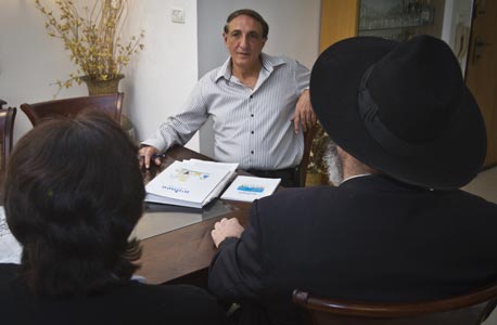 נתן מזרחי עם הזוג החרדי "חנה וברוך" נתן מזרחי עם הזוג החרדי "חנה וברוך"