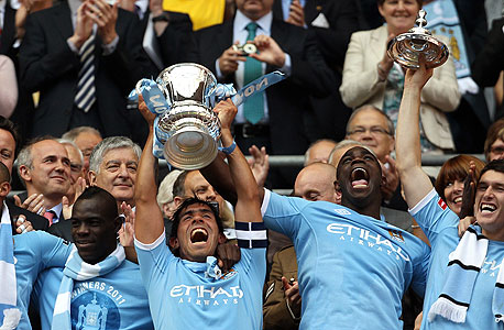שחקני מנצ'סטר סיטי חוגגים גביע. נתמכים על ידי משפחה שהונה מוערך ב-550 מיליארד ליש"ט