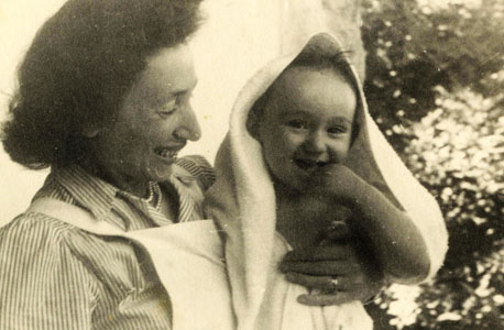 1952. בן ששון התינוק, בזרועות אמו שרה, במרפסת הבית ברחוב אליעזר הלוי, ירושלים 1952. בן ששון התינוק, בזרועות אמו שרה, במרפסת הבית ברחוב אליעזר הלוי, ירושלים