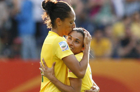 אלין ומארטה שחקניות נבחרת ברזיל. 26 מיליון נשים משחקות כדורגל בעולם, צילום: רויטרס