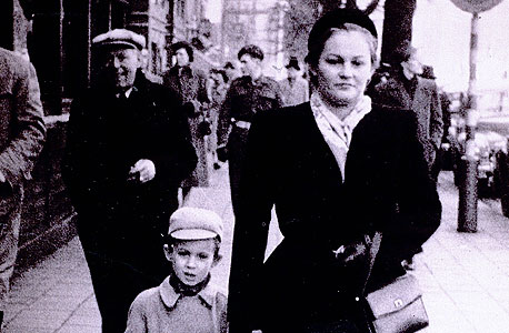 1951. אבי, בן חמש, ואמו רשל ברחוב באנטוורפן 1951. אבי, בן חמש, ואמו רשל ברחוב באנטוורפן