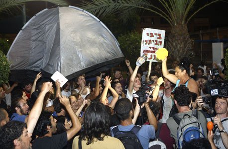 "נקים אוהלים מול ביתם של עוד טייקונים". תמונות ממאהל המחאה בשדרות רוטשילד "נקים אוהלים מול ביתם של עוד טייקונים". תמונות ממאהל המחאה בשדרות רוטשילד