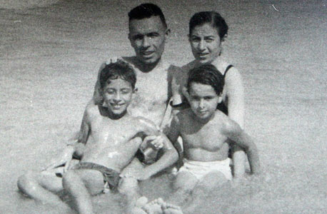 1952. איתן בן אליהו, בן שמונה (משמאל), עם הוריו עזרא ובלה ובת דודתו חנה, בחוף הים בת"א 1952. איתן בן אליהו, בן שמונה (משמאל), עם הוריו עזרא ובלה ובת דודתו חנה, בחוף הים בת"א