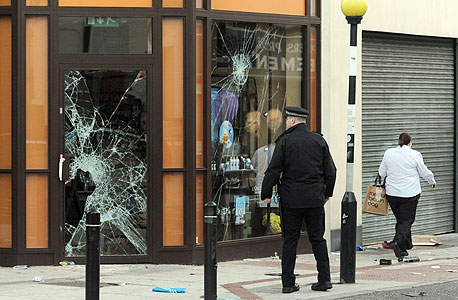 דריכות בלונדון: חנויות נסגרו, מכינים כדורי גומי