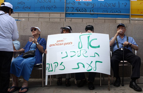 הפגנת קשישים בזמן המחאה החברתית (ארכיון), צילום: אוראל כהן