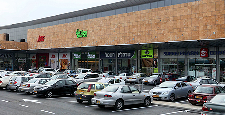 הראל. נכסים מרכזיים: מטה AVIVA בנוריץ', בריטניה, בניין דויטשה טלקום בהאנובר, גרמניה, ייזום מעונות סטודנטים ומסחר בברודווי 180, מנהטן, מרכז G, כפר סבא (בתמונה), בית ציון, תל אביב. היקף פעילות בתחום הנדל"ן: מעל ל-3 מיליארד שקל הראל. נכסים מרכזיים: מטה AVIVA בנוריץ', בריטניה, בניין דויטשה טלקום בהאנובר, גרמניה, ייזום מעונות סטודנטים ומסחר בברודווי 180, מנהטן, מרכז G, כפר סבא (בתמונה), בית ציון, תל אביב. היקף פעילות בתחום הנדל"ן: מעל ל-3 מיליארד שקל