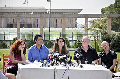 מימין: רגב קונטס, אביה ספיבק, דפני ליף, יוסי יונה וסתיו שפיר. "איפה אתה רה"מ?" מימין: רגב קונטס, אביה ספיבק, דפני ליף, יוסי יונה וסתיו שפיר. "איפה אתה רה"מ?"