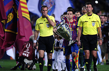 צ'אבי עם גביע האלופות. ברצלונה וריאל מדריד ישמחו לעזוב את הליגה הספרדית