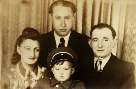 1950. אברשה בורשטיין, בן 3, עם אביו יצחק (מימין), קרוב משפחה ואמו זלטה בפולין, רפרודוקציה: עמית שעל