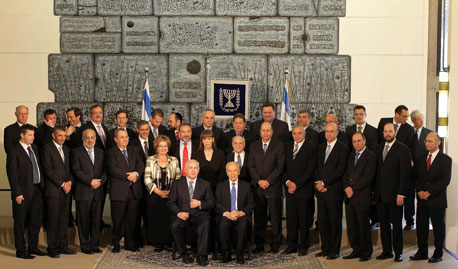 ממשלת ישראל. "אני לא מאמין בכסף שלוקחים לי והולך לשר בלי תיק. שר לענייני מודיעין? אין דבר כזה" ממשלת ישראל. "אני לא מאמין בכסף שלוקחים לי והולך לשר בלי תיק. שר לענייני מודיעין? אין דבר כזה"