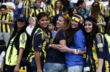 טורקיה: כניסה חופשית לנשים ולילדים למגרשי הכדורגל