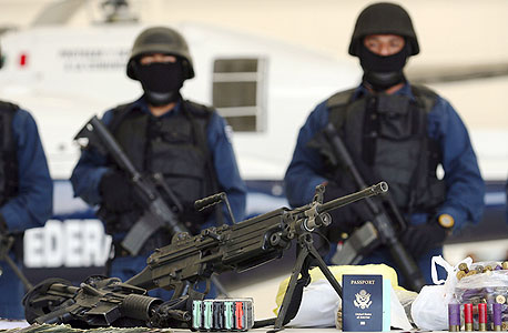נשק בשימוש כנופיות, שנתפס בפשיטה של רשויות מקסיקו, צילום: בלומברג